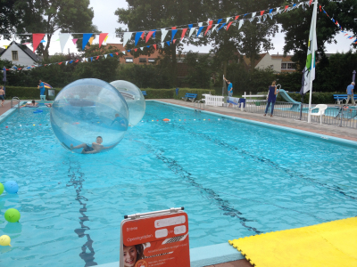 Waterbal huren zwembad